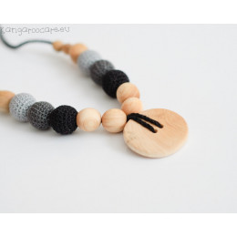 Collier d'allaitement et de portage - colori gris / noir et bouton en bois